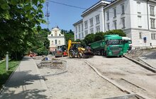 Фото 1: На вул. Винниченка стелять нижній шар асфальту і перемощують бруківку на примиканні до нового покриття