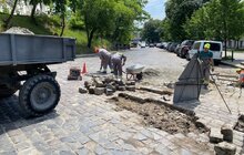 Фото 3: На вул. Винниченка стелять нижній шар асфальту і перемощують бруківку на примиканні до нового покриття