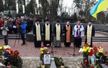 Фото 3: Львів’яни вшанували Героїв Небесної Сотні на Личаківському кладовищі
