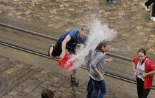 Фото 3: У Львові на пл Ринок триває «Поливаний понеділок»