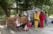 Фото 1: У парках Львова триває «Літня бібліотека»: львів’ян запрошують читати книги та відпочивати просто неба