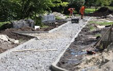 Фото 5: Біля церкви св. Йосафата триває облаштування скверу з новими вуличними меблями та майданчиками