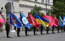 Фото 3: На День міста у центрі Львова замайоріли прапори військових та оборонних сил України (фото/відео)
