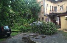 Фото 2: У мерії засідає штаб щодо ліквідації наслідків негоди: комунальні служби вже працюють на вулицях міста