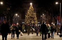 Фото 2: Львівську ялинку прикрасили стилізованим протитанковим їжаком