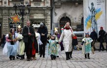 Фото 1: У Львові встановили чотирьохметрового різдвяного дідуха