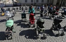 Фото 2: 109 порожніх дитячих візочків: у Львові провели соціальну акцію, щоб нагадати світу про вбитих ворогом дітей