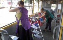 Фото 5: Міські трамваї та тролейбуси миють у дві зміни 
