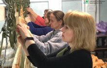 Фото 1: Мешканці модульного містечка у Львові сплели 140 маскувальних сіток для воїнів ЗСУ