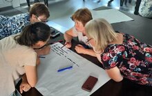 Фото 2: Вчителі одного з ліцеїв Львова проводять розмовні курси української для переселенців