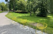 Фото 3: Стільці, лавки та лежаки: у львівських парках встановлюють вуличні меблі