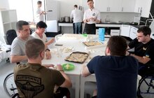 Фото 8: Пацієнти центру НЕЗЛАМНІ спробували новий вид реабілітації – готування їжі
