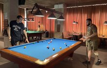 Фото 2: Пацієнти центру НЕЗЛАМНІ спробували новий вид реабілітації – гру в більярд