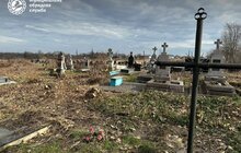 Фото 1: Міські служби спільно з громадою прибрали занедбані могили на кладовищі в с. Лисиничі і почистили територію від самосіву