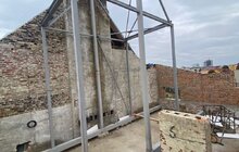 Фото 2: У будинках на вул. Стрийській, які постраждали в липні від обстрілу, вже монтують перекриття між поверхами та дахи
