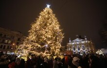 Фото 9: У Львові засвітили центральну міську ялинку, а також передали громаді міста Вифлеємський вогонь миру