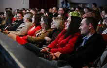 Фото 1: Реабілітація мистецтвом: ветерани і пацієнти центру UNBROKEN зіграли документальну виставу на сцені Першого театру