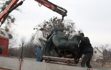 Фото 6: Скульптуру «Русалка Дністрова» демонтували і везуть до Львова