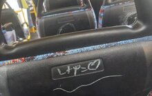 Фото 1: Пасажирів закликають не нищити оновлений громадський транспорт: менш як за тиждень у великих автобусах № 20 пошкодили сидіння