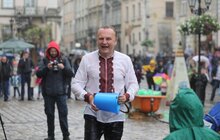 Фото 7: У Львові на пл. Ринок триває «Обливаний понеділок»