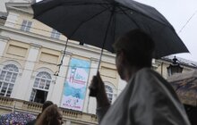 Фото 15: У Львові на пл. Ринок триває «Обливаний понеділок»