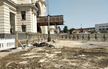 Фото 16: На пл. Двірцевій встановлюють гранітні бордюри пішохідної частини та розпочинають облаштовувати фундамент для нового фонтану