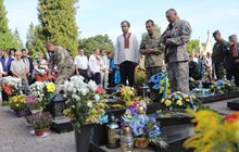 Фото 8: День Незалежності розпочався з молитви на Личаківському кладовищі