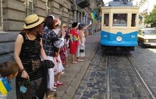 Фото 8: На День Незалежності на реставрованому ретро-трамваї проїхались активісти з клубу львівських «вінтажних панянок» та авто-мото-вело музею «Ретро Гараж»