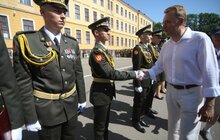 Фото 11: Вітаючи випускників Академії сухопутних військ, Андрій Садовий запропонував вже впровадити стандарти НАТО в Україні
