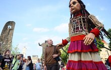 Фото 9: Андрій Садовий подарував ляльці-символу дітей-біженців прапор України