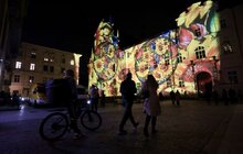Фото 1: До річниці повномасштабної війни в Україні, швейцарський митець Геррі Хофштеттер підсвітив будівлі у Львові