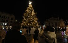 Фото 5: Львівську ялинку прикрасили стилізованим протитанковим їжаком