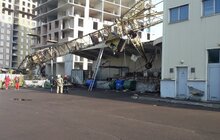 Фото 2: Водійку крану, яка постраждала сьогодні внаслідок падіння крану на господарські будівлі на просп. Червоної Калини, доставлено до лікарні