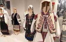 Фото 6: Українська вишивка як мова свободи: у Словенії відкрили виставку зі строями зі збірки львівського музею