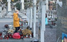 Фото 5: Мер Львова зі синами та дружиною зранку вшанував новітніх Героїв на Личакові