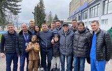 Фото 2: На подвір’ї лікарні святого Пантелеймона відкрили скульптуру хлопчика, що з надією очікує