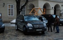 Фото 4: На пл Ринок без жодного погодження припаркували 10 машин 