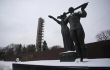 Фото 10: Аварійну стелу Монументу Слави демонтують: підрядник розпочав демонтажні роботи