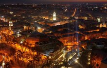Фото 3: У Львові в пам’ять про Небесну Сотню у небо запустили світлові промені