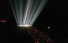 Фото 5: В пам’ять про українських Героїв у небо запустили символічні світлові промені