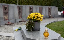 Фото 1: Урочисте покладання квітів та запалювання лампадок на Полі почесних поховань №76 Личаківського кладовища
