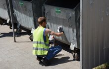 Фото 8: Всі контейнерні майданчики Львова ознакують наліпками з роздільним сортуванням відходів