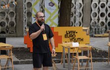 Фото 1: Неформальна зустріч з посадовцями: у дворику Ратуші працівники міськради зустрілись із молоддю міста