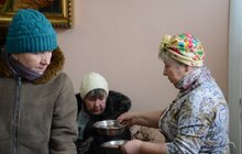 Фото 25: Помилися, поїли, отримали одяг і допомогу: місто знову організувало масштабний захід для безхатьків