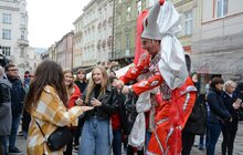 Фото 10: У Львові відбулося карнавальне відкриття театрального фестивалю «Золотий Лев на вулиці - 2020»