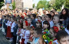 Фото 11: У школах міста урочисто святкують закінчення навчального року