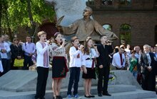 Фото 13: У школах міста урочисто святкують закінчення навчального року