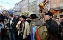 Фото 8: Звізду Миру та десятки інших різдвяних зірок пронесли Львовом учасники Ходи звіздарів