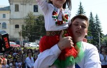 Фото 27: У школах міста урочисто святкують закінчення навчального року