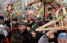Фото 14: Звізду Миру та десятки інших різдвяних зірок пронесли Львовом учасники Ходи звіздарів